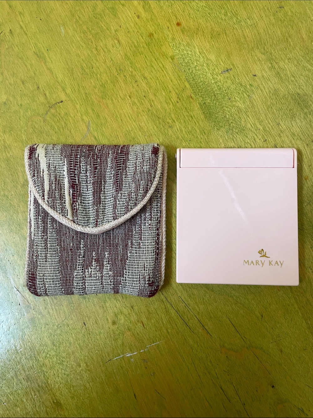 VINTAGE MARY KAY COMPACT MIRROR WITH ORIGINAL SLIP IN POUCH